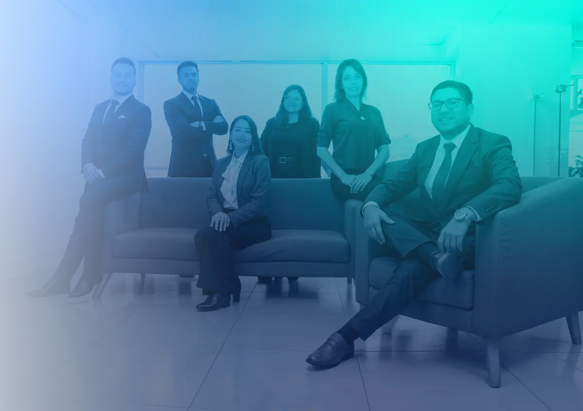 grupo de personas trabajando en un plan de negocios en una oficina